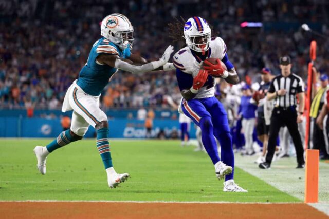 MIAMI GARDENS, FLÓRIDA - 12 DE SETEMBRO: James Cook nº 4 do Buffalo Bills marca um touchdown contra o Miami Dolphins durante o primeiro quarto do jogo no Hard Rock Stadium em 12 de setembro de 2024 em Miami Gardens, Flórida.