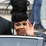 Janet Jackson vista do lado de fora do desfile Thom Browne Womenswear Primavera/Verão 2023 em Paris