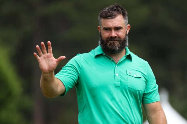 STATELINE, NEVADA - 14 DE JULHO: O ex-jogador de futebol americano da NFL Jason Kelce acena para os fãs no buraco 18 no terceiro dia do American Century Championship de 2024 no Edgewood Tahoe Golf Course em 14 de julho de 2024 em Stateline, Nevada.