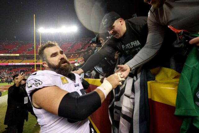 KANSAS CITY, MISSOURI - 20 DE NOVEMBRO: Jason Kelce # 62 do Philadelphia Eagles é parabenizado pelos fãs depois de derrotar o Kansas City Chiefs no GEHA Field no Arrowhead Stadium em 20 de novembro de 2023 em Kansas City, Missouri.