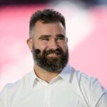 SANTA CLARA, CALIFÓRNIA - 09 DE SETEMBRO: Jason Kelce, analista da ESPN, observa antes do New York Jets jogar contra o San Francisco 49ers no Levi's Stadium em 09 de setembro de 2024 em Santa Clara, Califórnia. (