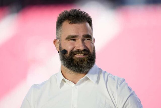 SANTA CLARA, CALIFÓRNIA - 09 DE SETEMBRO: Jason Kelce, analista da ESPN, observa antes do New York Jets jogar contra o San Francisco 49ers no Levi's Stadium em 09 de setembro de 2024 em Santa Clara, Califórnia. (