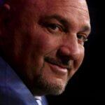 O repórter esportivo Jay Glazer observa durante a noite de abertura do Super Bowl LVII apresentada por Fast Twitch no Footprint Center em 6 de fevereiro de 2023 em Phoenix, Arizona.