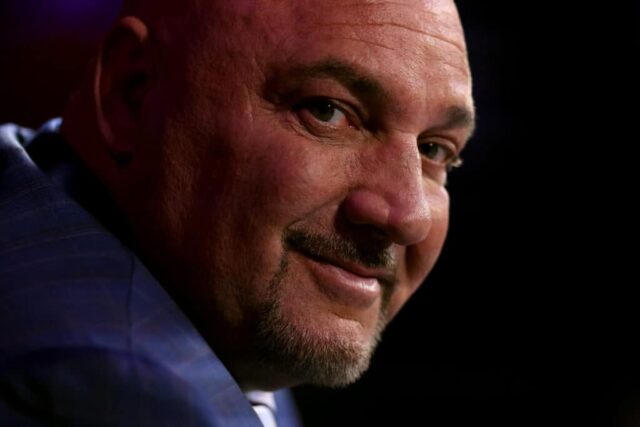 O repórter esportivo Jay Glazer observa durante a noite de abertura do Super Bowl LVII apresentada por Fast Twitch no Footprint Center em 6 de fevereiro de 2023 em Phoenix, Arizona.