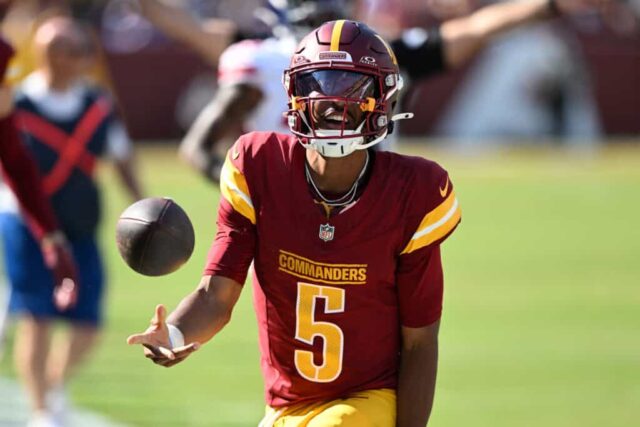 LANDOVER, MARYLAND - 15 DE SETEMBRO: O quarterback Jayden Daniels nº 5 do Washington Commanders reage durante o quarto período contra o New York Giants no Northwest Stadium em 15 de setembro de 2024 em Landover, Maryland. 