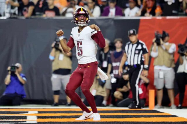 CINCINNATI, OHIO - 23 DE SETEMBRO: Jayden Daniels nº 5 do Washington Commanders comemora depois de marcar um touchdown contra o Cincinnati Bengals durante o segundo quarto no Paycor Stadium em 23 de setembro de 2024 em Cincinnati, Ohio.