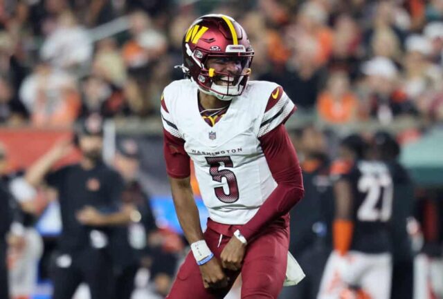 CINCINNATI, OHIO - 23 DE SETEMBRO: Jayden Daniels nº 5 do Washington Commanders comemora um touchdown marcado por Trent Scott nº 73 contra o Cincinnati Bengals durante o terceiro quarto no Paycor Stadium em 23 de setembro de 2024 em Cincinnati, Ohio. 