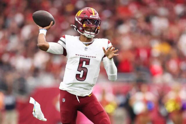 GLENDALE, ARIZONA - 29 DE SETEMBRO: Jayden Daniels # 5 do Washington Commanders lança a bola durante o terceiro quarto contra o Arizona Cardinals no State Farm Stadium em 29 de setembro de 2024 em Glendale, Arizona. 