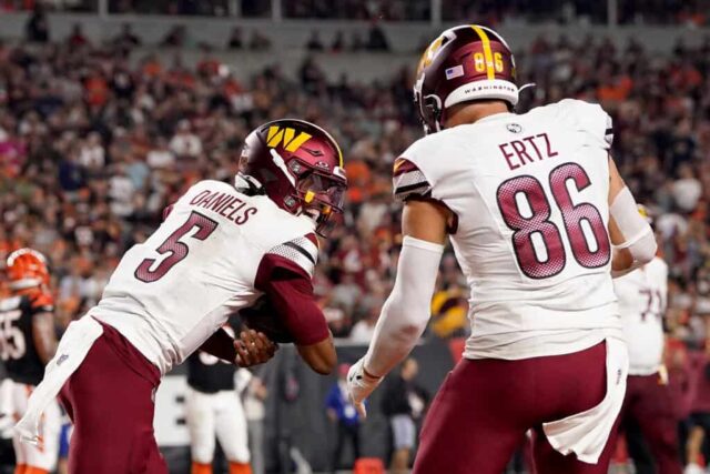 CINCINNATI, OHIO - 23 DE SETEMBRO: Jayden Daniels nº 5 do Washington Commanders comemora um touchdown marcado por Trent Scott nº 73 contra o Cincinnati Bengals durante o terceiro quarto no Paycor Stadium em 23 de setembro de 2024 em Cincinnati, Ohio. 