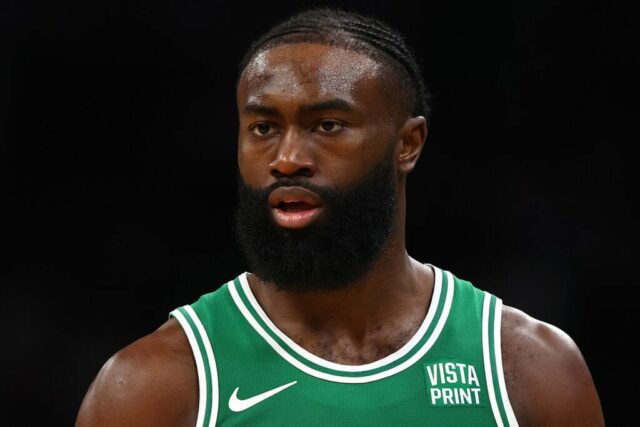 BOSTON, MASSACHUSETTS - 03 DE MARÇO: Jaylen Brown # 7 do Boston Celtics assiste durante o segundo quarto contra o Golden State Warriors no TD Garden em 03 de março de 2024 em Boston, Massachusetts. NOTA AO USUÁRIO: O usuário reconhece e concorda expressamente que, ao baixar e/ou usar esta fotografia, o usuário concorda com os termos e condições do Contrato de Licença da Getty Images.