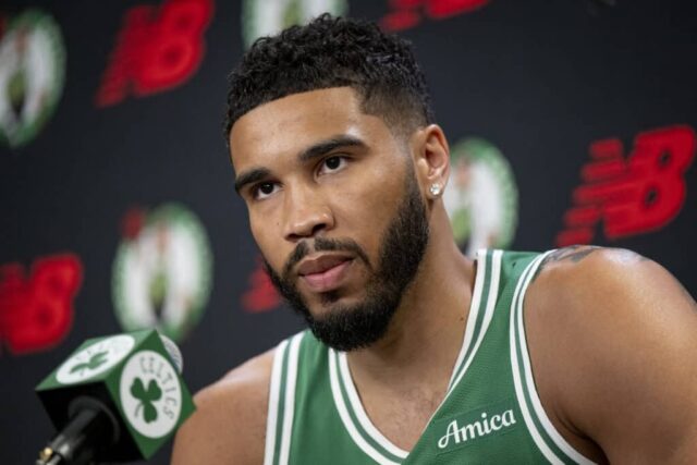 BOSTON, MASSACHUSETTS - 24 DE SETEMBRO: Jayson Tatum nº 0 do Boston Celtics fala à mídia durante o Boston Celtics Media Day no Auerbach Center em 24 de setembro de 2024 em Boston, Massachusetts. NOTA AO USUÁRIO: O usuário reconhece e concorda expressamente que, ao baixar e/ou usar esta fotografia, o usuário concorda com os termos e condições do Contrato de Licença da Getty Images. 