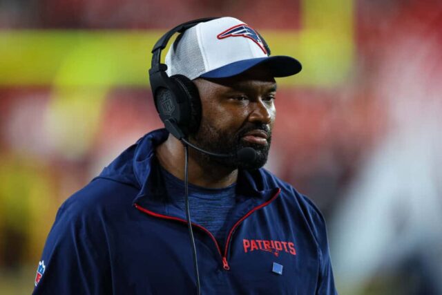 LANDOVER, MD - 25 DE AGOSTO: O técnico Jerod Mayo, do New England Patriots, observa durante o quarto quarto do jogo de pré-temporada contra o Washington Commanders no Commanders Field em 25 de agosto de 2024 em Landover, Maryland.