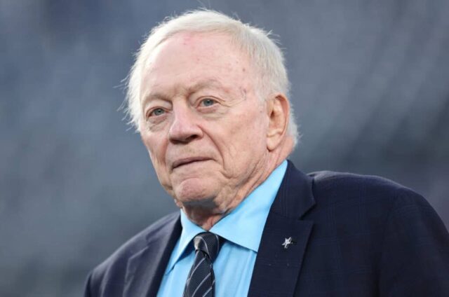 EAST RUTHERFORD, NOVA JERSEY - 10 DE SETEMBRO: Jerry Jones, proprietário do Dallas Cowboys, é visto antes de um jogo contra o New York Giants no MetLife Stadium em 10 de setembro de 2023 em East Rutherford, Nova Jersey.