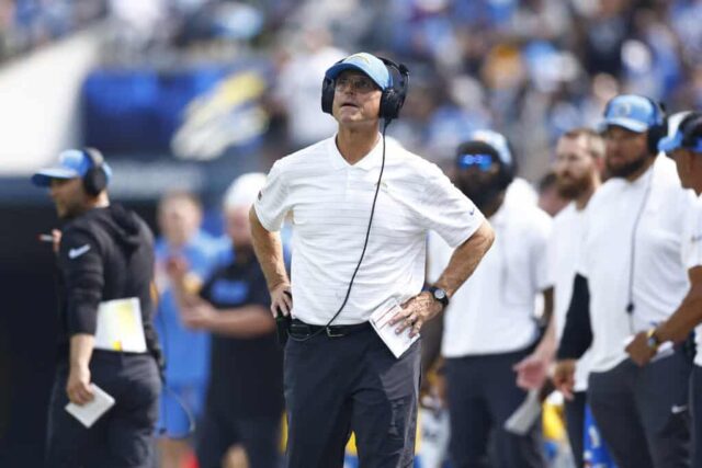 INGLEWOOD, CALIFÓRNIA - 08 DE SETEMBRO: Técnico Jim Harbaugh do Los Angeles Chargers no SoFi Stadium em 08 de setembro de 2024 em Inglewood, Califórnia. 