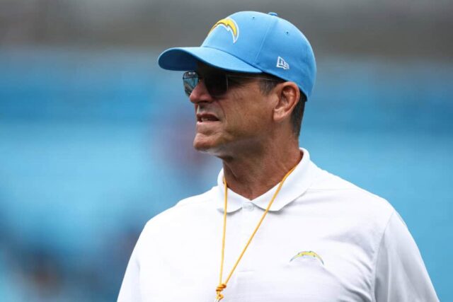 CHARLOTTE, CAROLINA DO NORTE - 15 DE SETEMBRO: O técnico Jim Harbaugh do Los Angeles Chargers observa antes de um jogo contra o Carolina Panthers no Bank of America Stadium em 15 de setembro de 2024 em Charlotte, Carolina do Norte.