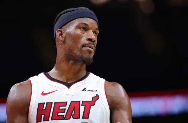 ATLANTA, GEÓRGIA - 09 DE ABRIL: Jimmy Butler # 22 do Miami Heat reage contra o Atlanta Hawks durante a prorrogação dupla na State Farm Arena em 09 de abril de 2024 em Atlanta, Geórgia. NOTA AO USUÁRIO: O usuário reconhece e concorda expressamente que, ao baixar e/ou usar esta fotografia, o usuário concorda com os termos e condições do Contrato de Licença da Getty Images.