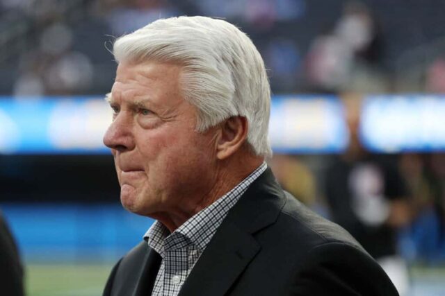 INGLEWOOD, CALIFÓRNIA - 16 DE OUTUBRO: O ex-técnico da NFL Jimmy Johnson observa antes do jogo entre o Dallas Cowboys e o Los Angeles Chargers no SoFi Stadium em 16 de outubro de 2023 em Inglewood, Califórnia.