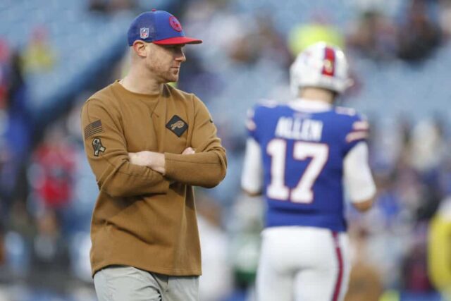 ORCHARD PARK, NOVA IORQUE - 19 DE NOVEMBRO: O coordenador ofensivo interino Joe Brady observa antes do jogo contra o New York Jets no Highmark Stadium em 19 de novembro de 2023 em Orchard Park, Nova York.