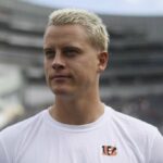 CHICAGO, ILLINOIS - 17 DE AGOSTO: Joe Burrow # 9 do Cincinnati Bengals observa depois de um jogo de pré-temporada contra o Chicago Bears no Soldier Field em 17 de agosto de 2024 em Chicago, Illinois.