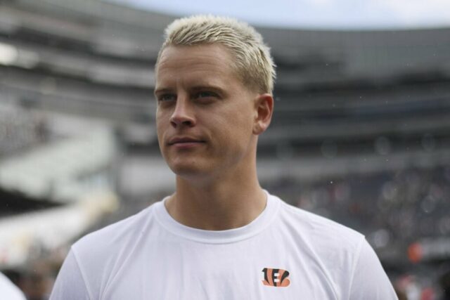 CHICAGO, ILLINOIS - 17 DE AGOSTO: Joe Burrow # 9 do Cincinnati Bengals observa depois de um jogo de pré-temporada contra o Chicago Bears no Soldier Field em 17 de agosto de 2024 em Chicago, Illinois.