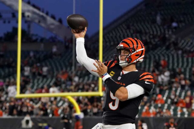 CINCINNATI, OHIO - 23 DE SETEMBRO: Joe Burrow # 9 do Cincinnati Bengals se aquece antes do jogo contra o Washington Commanders no Paycor Stadium em 23 de setembro de 2024 em Cincinnati, Ohio.