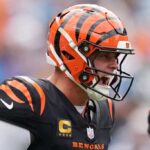 CHARLOTTE, CAROLINA DO NORTE - 29 DE SETEMBRO: Joe Burrow # 9 do Cincinnati Bengals comemora seu passe para touchdown contra o Carolina Panthers durante o segundo quarto no Bank of America Stadium em 29 de setembro de 2024 em Charlotte, Carolina do Norte.