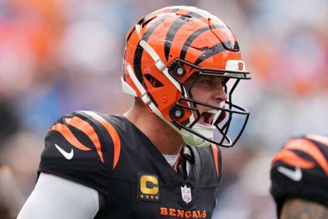 CHARLOTTE, CAROLINA DO NORTE - 29 DE SETEMBRO: Joe Burrow # 9 do Cincinnati Bengals comemora seu passe para touchdown contra o Carolina Panthers durante o segundo quarto no Bank of America Stadium em 29 de setembro de 2024 em Charlotte, Carolina do Norte. 