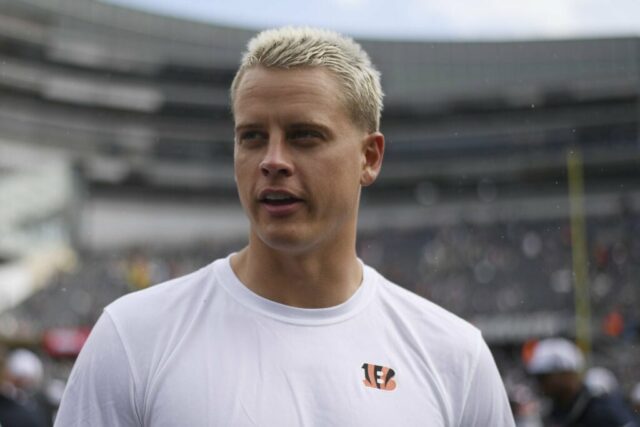 CHICAGO, ILLINOIS - 17 DE AGOSTO: Joe Burrow # 9 do Cincinnati Bengals observa depois de um jogo de pré-temporada contra o Chicago Bears no Soldier Field em 17 de agosto de 2024 em Chicago, Illinois.