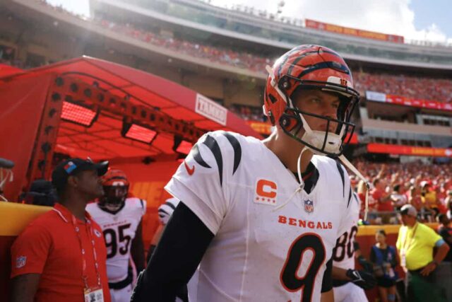 KANSAS CITY, MISSOURI - 15 DE SETEMBRO: Joe Burrow # 9 do Cincinnati Bengals entra em campo antes do jogo contra o Kansas City Chiefs no GEHA Field no Arrowhead Stadium em 15 de setembro de 2024 em Kansas City, Missouri. 