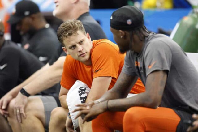 ARLINGTON, TEXAS - 18 DE SETEMBRO: Joe Burrow #9 e Ja'Marr Chase #1 do Cincinnati Bengals conversam no banco antes do jogo contra o Dallas Cowboys no AT&T Stadium em 18 de setembro de 2022 em Arlington, Texas.