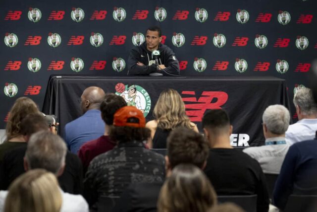 BOSTON, MASSACHUSETTS - 24 DE SETEMBRO: O técnico Joe Mazzulla do Boston Celtics fala à mídia durante o Boston Celtics Media Day no Auerbach Center em 24 de setembro de 2024 em Boston, Massachusetts. NOTA AO USUÁRIO: O usuário reconhece e concorda expressamente que, ao baixar e/ou usar esta fotografia, o usuário concorda com os termos e condições do Contrato de Licença da Getty Images. 