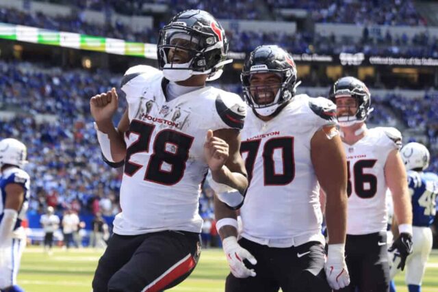 INDIANÁPOLIS, INDIAN - 08 DE SETEMBRO: Joe Mixon nº 28 do Houston Texans comemora após marcar um touchdown no quarto período do jogo contra o Indianapolis Colts no Lucas Oil Stadium em 08 de setembro de 2024 em Indianápolis, Indiana. 