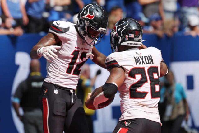 INDIANÁPOLIS, INDIAN - 08 DE SETEMBRO: Joe Mixon nº 28 do Houston Texans comemora com Nico Collins nº 12 depois de marcar um touchdown no quarto período do jogo contra o Indianapolis Colts no Lucas Oil Stadium em 08 de setembro de 2024 em Indianápolis, Indiana. 