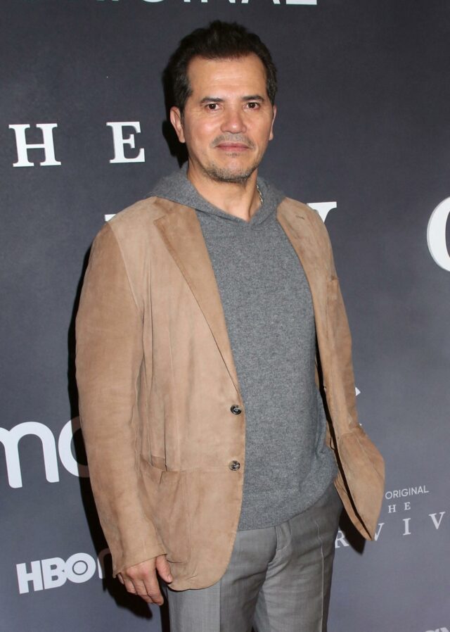 John Leguizamo na estreia do tapete vermelho de 'The Survivor' da HBO