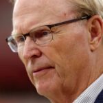 GLENDALE, ARIZONA - 17 DE SETEMBRO: O presidente John Mara do New York Giants observa antes do jogo contra o Arizona Cardinals no State Farm Stadium em 17 de setembro de 2023 em Glendale, Arizona.