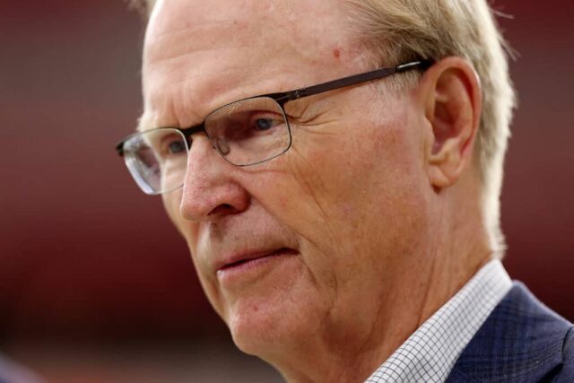 GLENDALE, ARIZONA - 17 DE SETEMBRO: O presidente John Mara do New York Giants observa antes do jogo contra o Arizona Cardinals no State Farm Stadium em 17 de setembro de 2023 em Glendale, Arizona. 