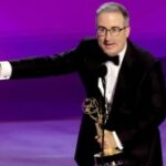 John Oliver no 76º Emmy Awards (Kevin Winter/Getty Awards)