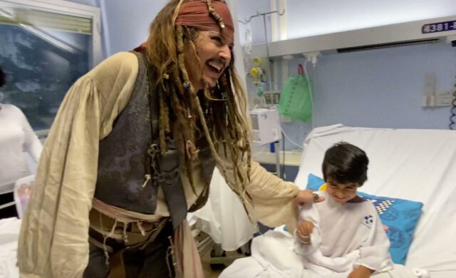 Johnny Depp se veste de Capitão Jack Sparrow para visitar crianças hospitalizadas na Espanha