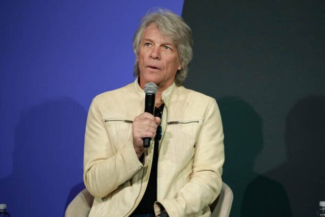 NOVA IORQUE, NOVA IORQUE - 11 DE JUNHO: Jon Bon Jovi participa do Tribeca X - Hampton Water no Convene em 11 de junho de 2024 na cidade de Nova York.