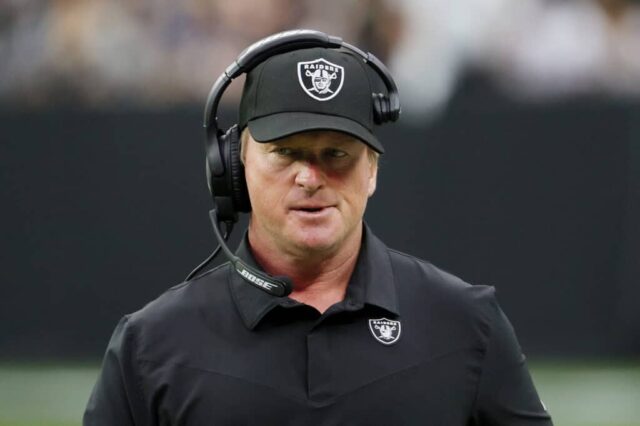 LAS VEGAS, NEVADA - 10 DE OUTUBRO: O técnico John Gruden do Las Vegas Raiders reage na linha lateral durante um jogo contra o Chicago Bears no Allegiant Stadium em 10 de outubro de 2021 em Las Vegas, Nevada.