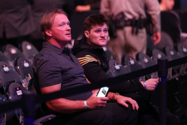 LAS VEGAS, NEVADA - 10 DE DEZEMBRO: O ex-técnico da NFL John Gruden é visto presente durante o evento UFC 282 na T-Mobile Arena em 10 de dezembro de 2022 em Las Vegas, Nevada. 