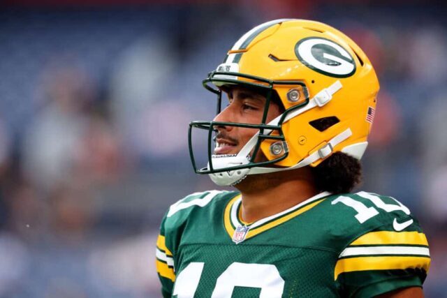 DENVER, COLORADO - 18 DE AGOSTO: Jordan Love nº 10 do Green Bay Packers se aquece contra o Denver Broncos durante um jogo de pré-temporada no Empower Field At Mile High em 18 de agosto de 2024 em Denver, Colorado.