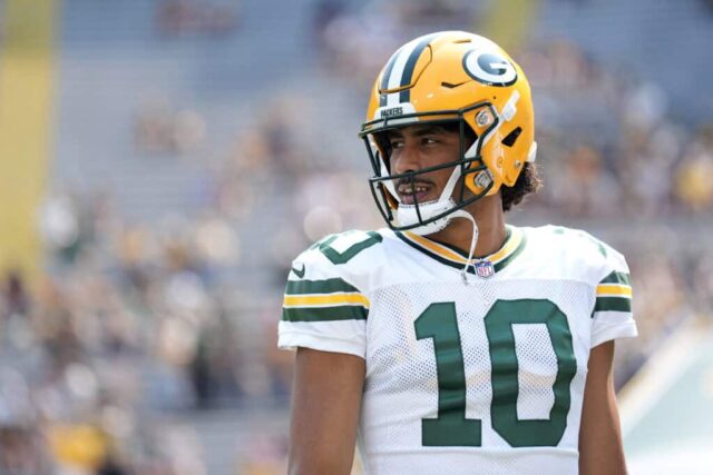 GREEN BAY, WISCONSIN - 24 DE AGOSTO: Jordan Love nº 10 do Green Bay Packers se aquece antes de um jogo de pré-temporada contra o Baltimore Ravens no Lambeau Field em 24 de agosto de 2024 em Green Bay, Wisconsin.