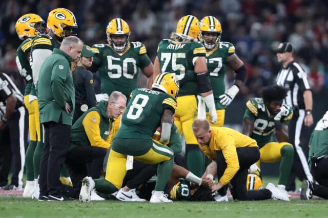 SÃO PAULO, BRASIL - 06 DE SETEMBRO: Jordan Love nº 10 do Green Bay Packers reage após sofrer uma lesão durante o quarto período contra o Philadelphia Eagles na Arena Corinthians em 06 de setembro de 2024 em São Paulo, Brasil