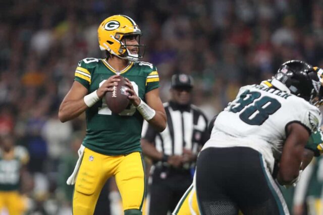 SÃO PAULO, BRASIL - 06 DE SETEMBRO: Jordan Love nº 10 do Green Bay Packers espera passar durante o terceiro quarto contra o Philadelphia Eagles na Arena Corinthians em 06 de setembro de 2024 em São Paulo, Brasil