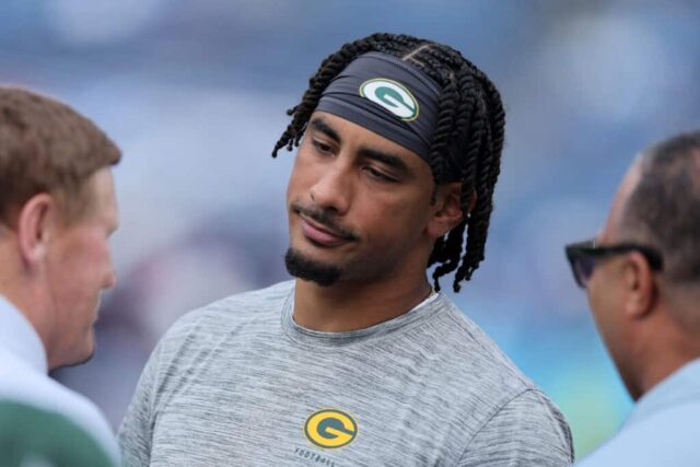 NASHVILLE, TENNESSEE - 22 DE SETEMBRO: O quarterback Jordan Love nº 10 do Green Bay Packers observa durante o aquecimento contra o Tennessee Titans no Nissan Stadium em 22 de setembro de 2024 em Nashville, Tennessee. 