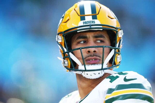 CHARLOTTE, CAROLINA DO NORTE - 24 DE DEZEMBRO: Jordan Love nº 10 do Green Bay Packers se aquece antes do jogo contra o Carolina Panthers no Bank of America Stadium em 24 de dezembro de 2023 em Charlotte, Carolina do Norte.