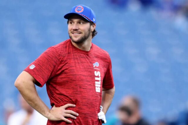 ORCHARD PARK, NOVA IORQUE - 23 DE SETEMBRO: Josh Allen # 17 do Buffalo Bills observa antes do jogo contra o Jacksonville Jaguars no Highmark Stadium em 23 de setembro de 2024 em Orchard Park, Nova York.