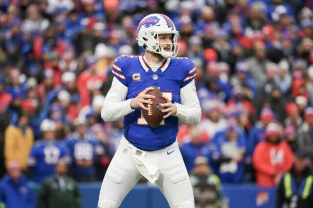 ORCHARD PARK, NOVA IORQUE - 31 DE DEZEMBRO: Josh Allen # 17 do Buffalo Bills tenta passar contra o New England Patriots durante a segunda metade do jogo no Highmark Stadium em 31 de dezembro de 2023 em Orchard Park, Nova York