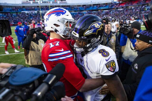 ORCHARD PARK, NY - 08 DE DEZEMBRO: Josh Allen nº 17 do Buffalo Bills aperta a mão de Lamar Jackson nº 8 do Baltimore Ravens após o jogo no New Era Field em 8 de dezembro de 2019 em Orchard Park, Nova York. Baltimore derrota Búfalo por 24-17. 